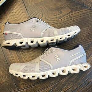 Men's OnCloud light gray/almost white in good condition